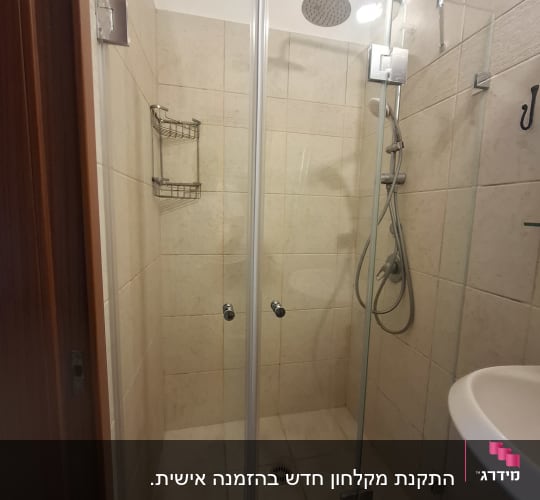 מקלחון חזית מזכוכית שקופה מותקן בתוך נישה בחדר רחצה
